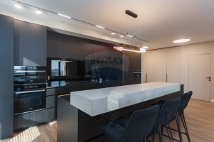700.000 EUR
