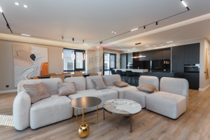 700.000 EUR