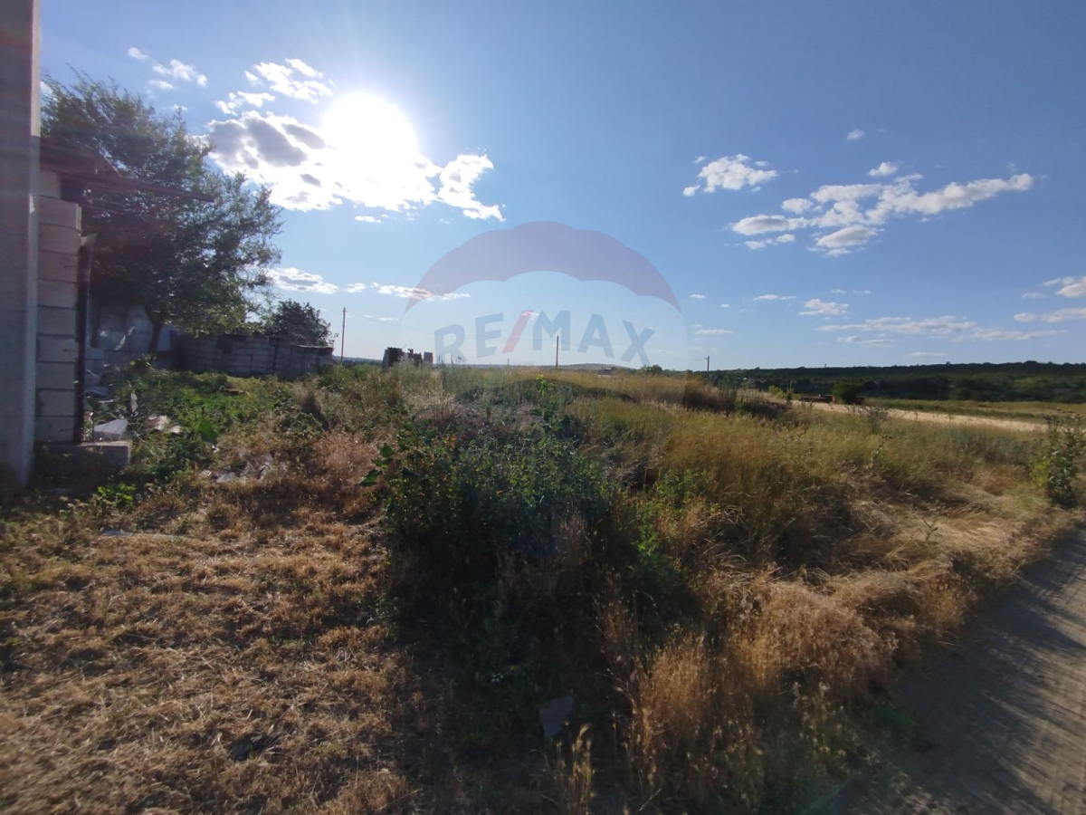 10.700 EUR
