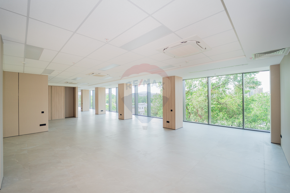 3.300 EUR