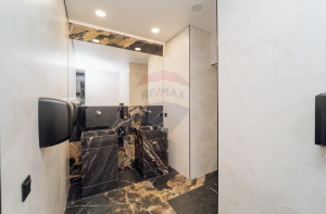 3.300 EUR
