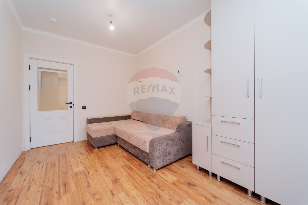 104.900 EUR