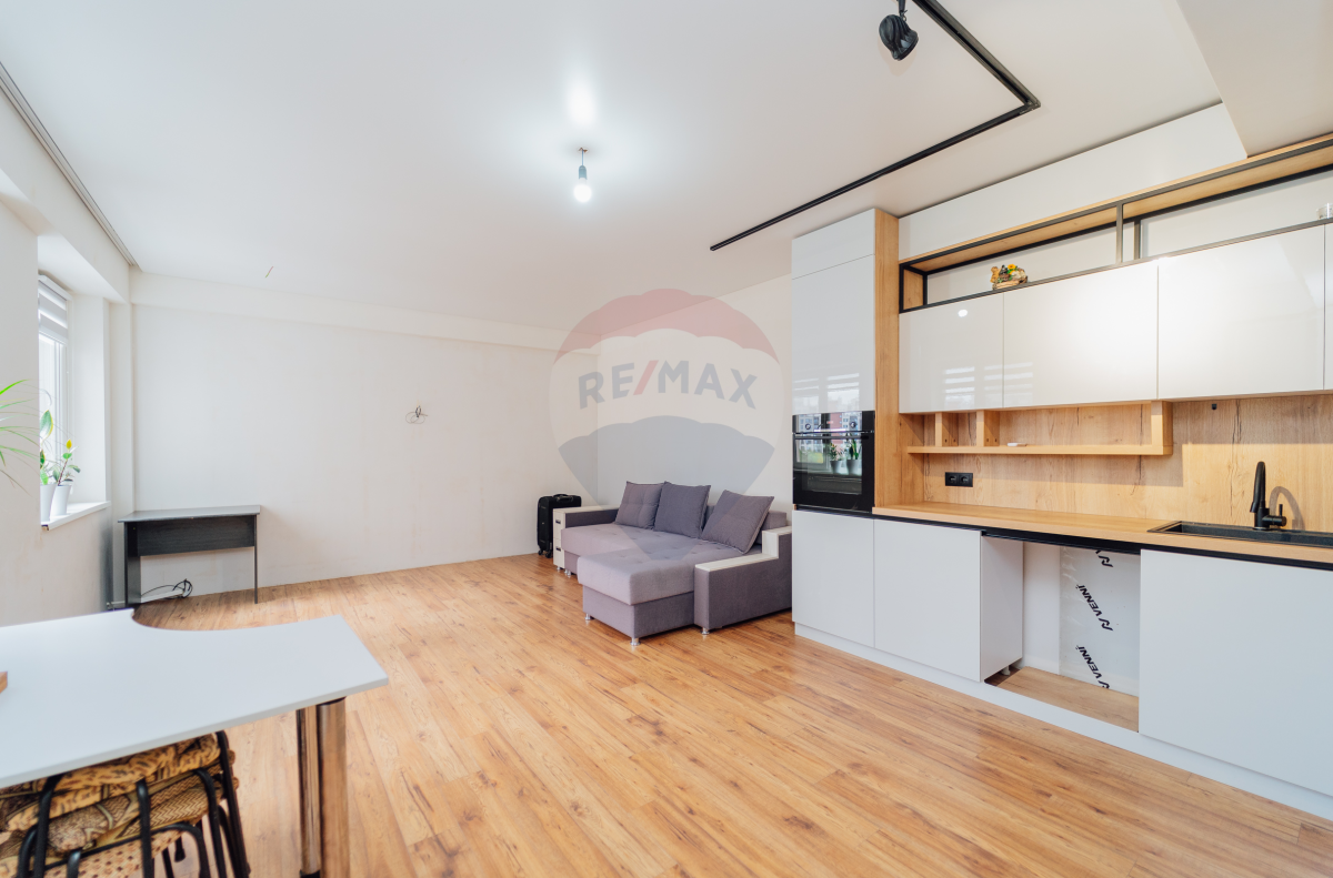 104.900 EUR