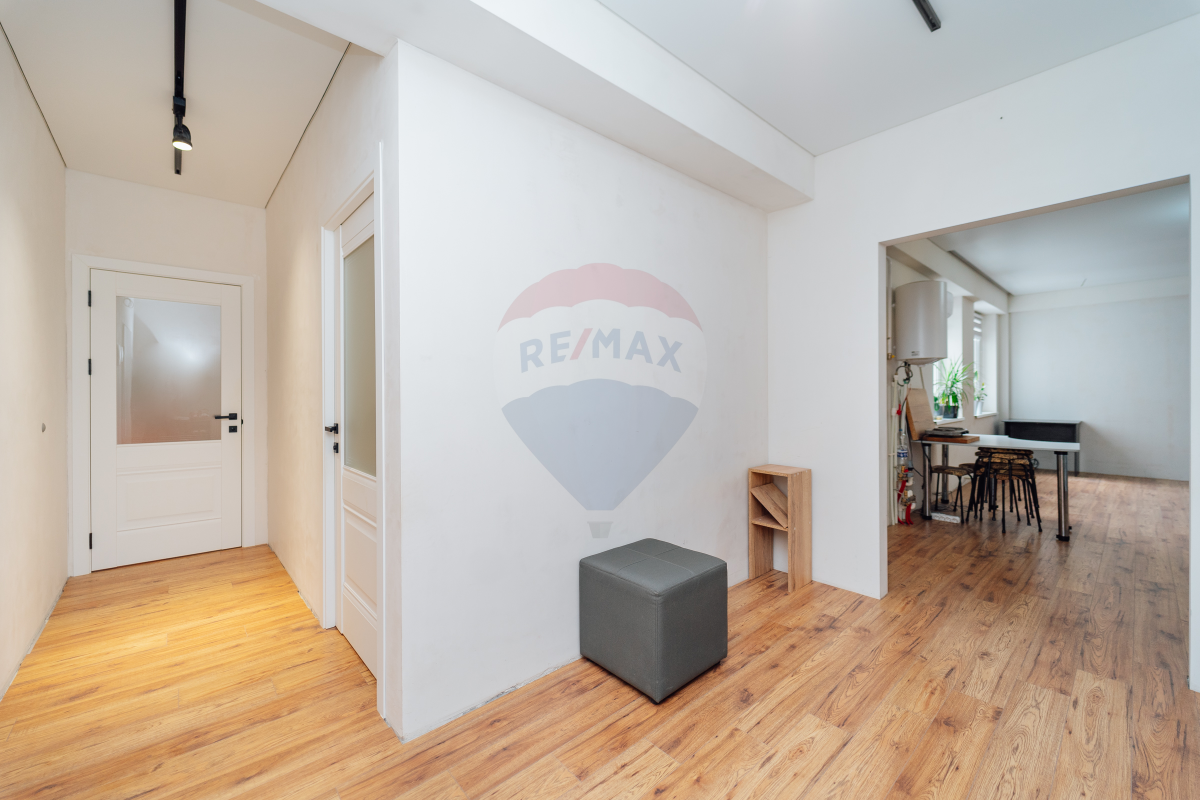 104.900 EUR