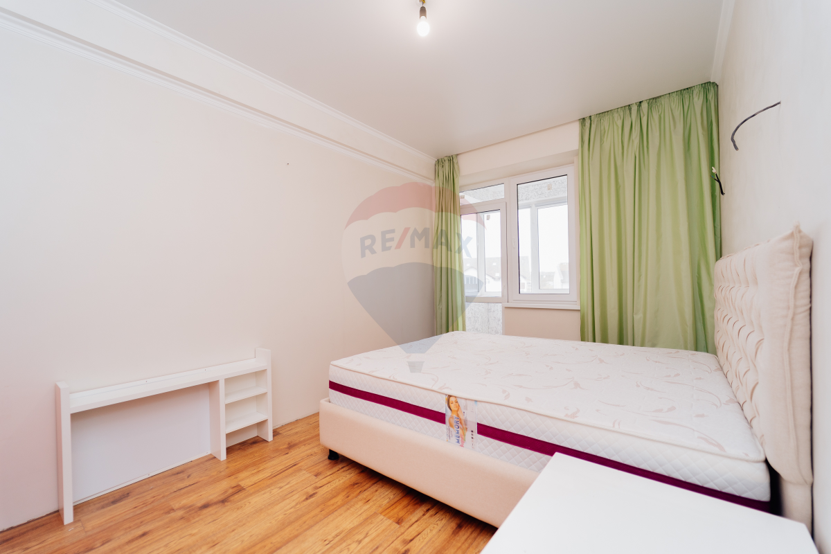 104.900 EUR