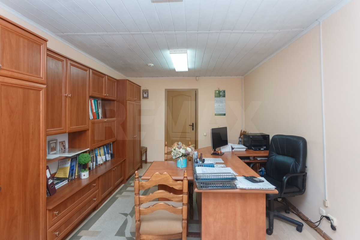 374.900 EUR