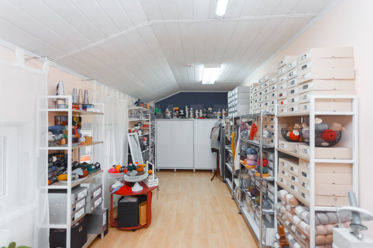 374.900 EUR