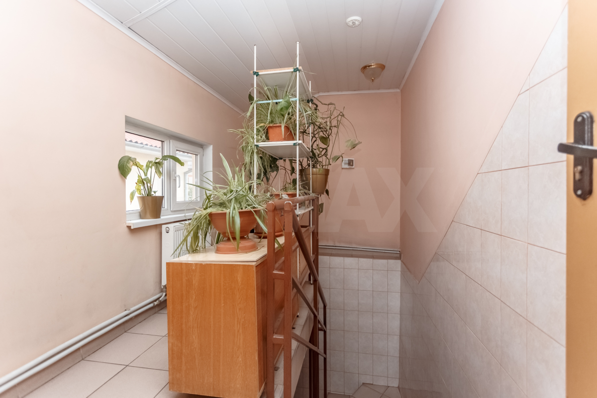 374.900 EUR