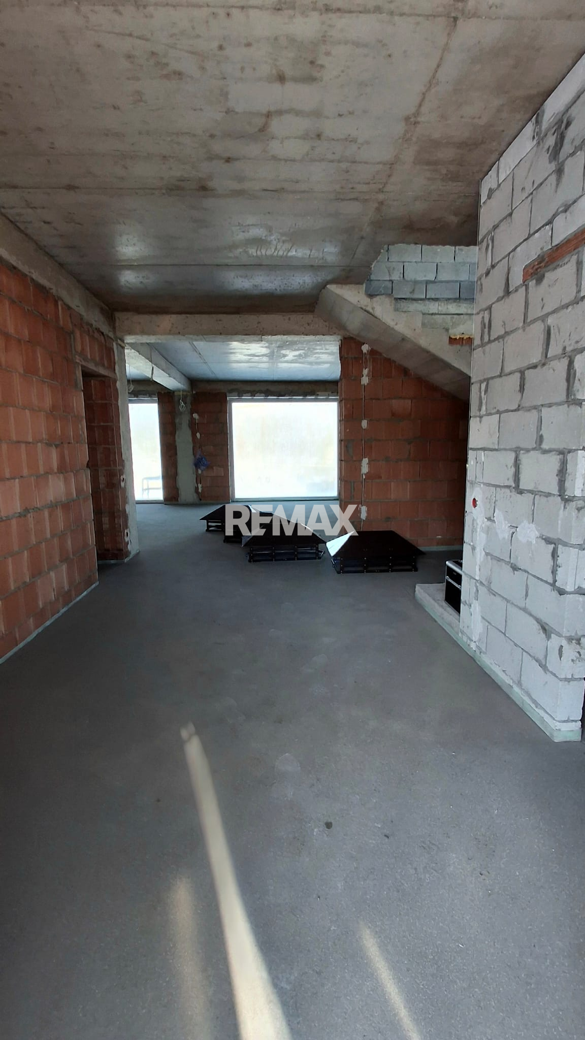 220.000 EUR