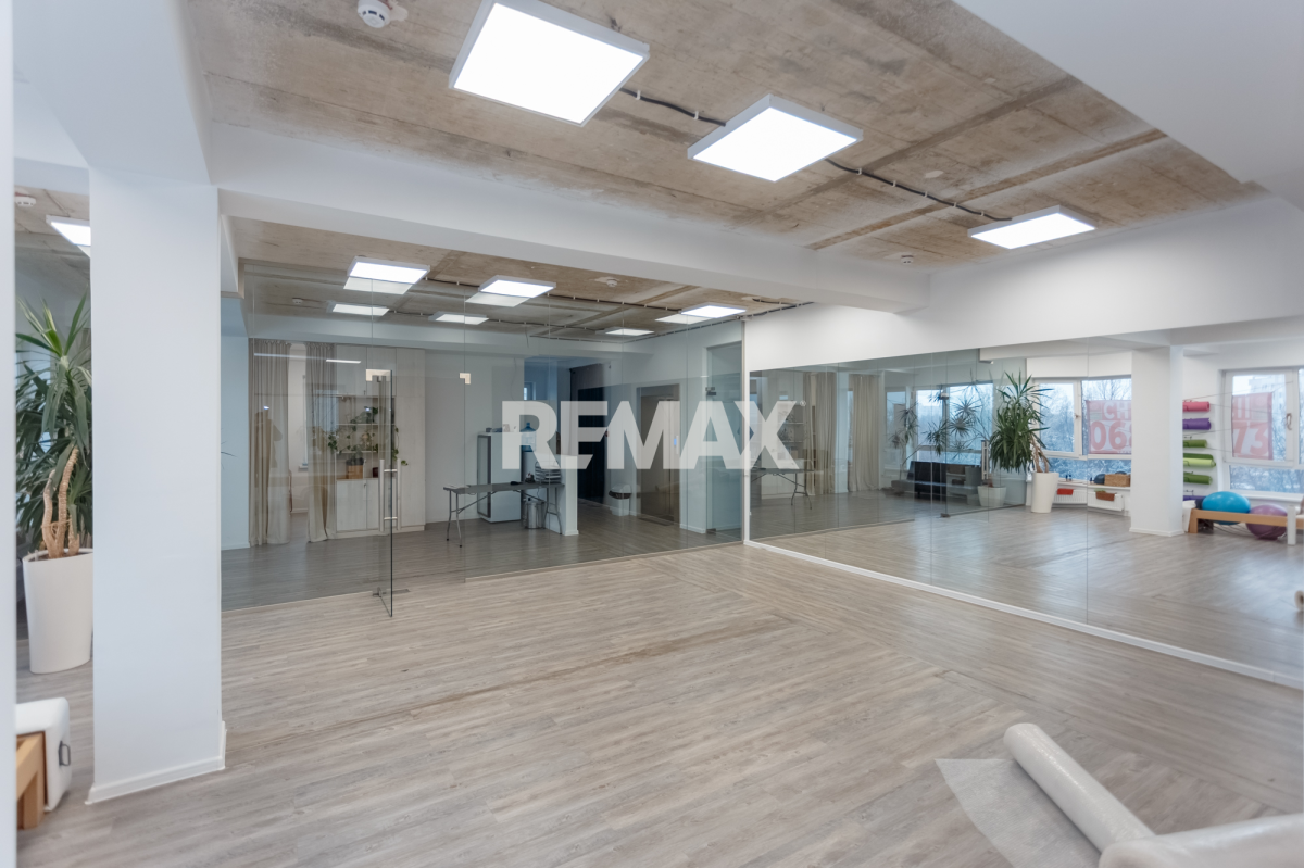 2.700 EUR