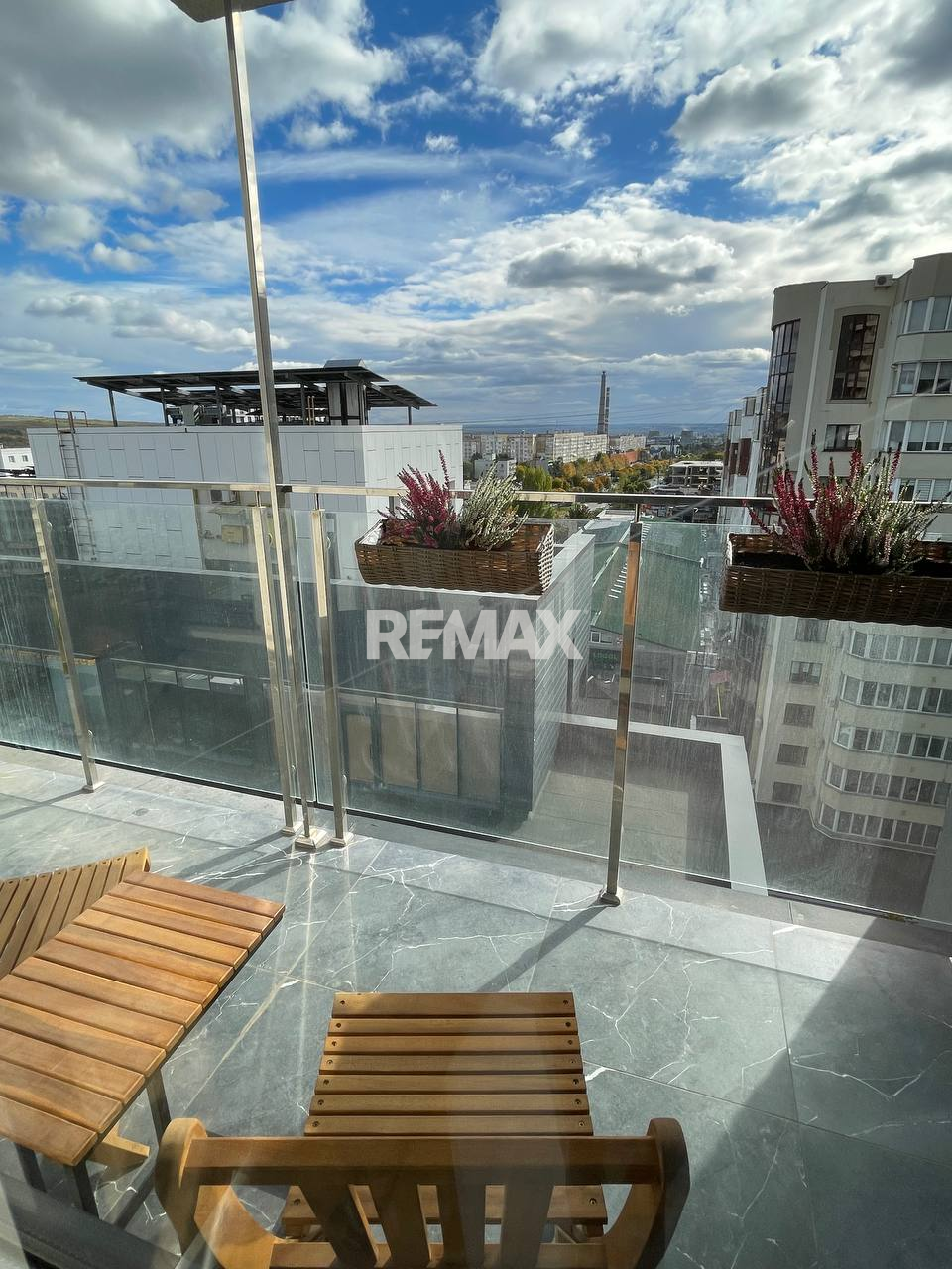 210.000 EUR