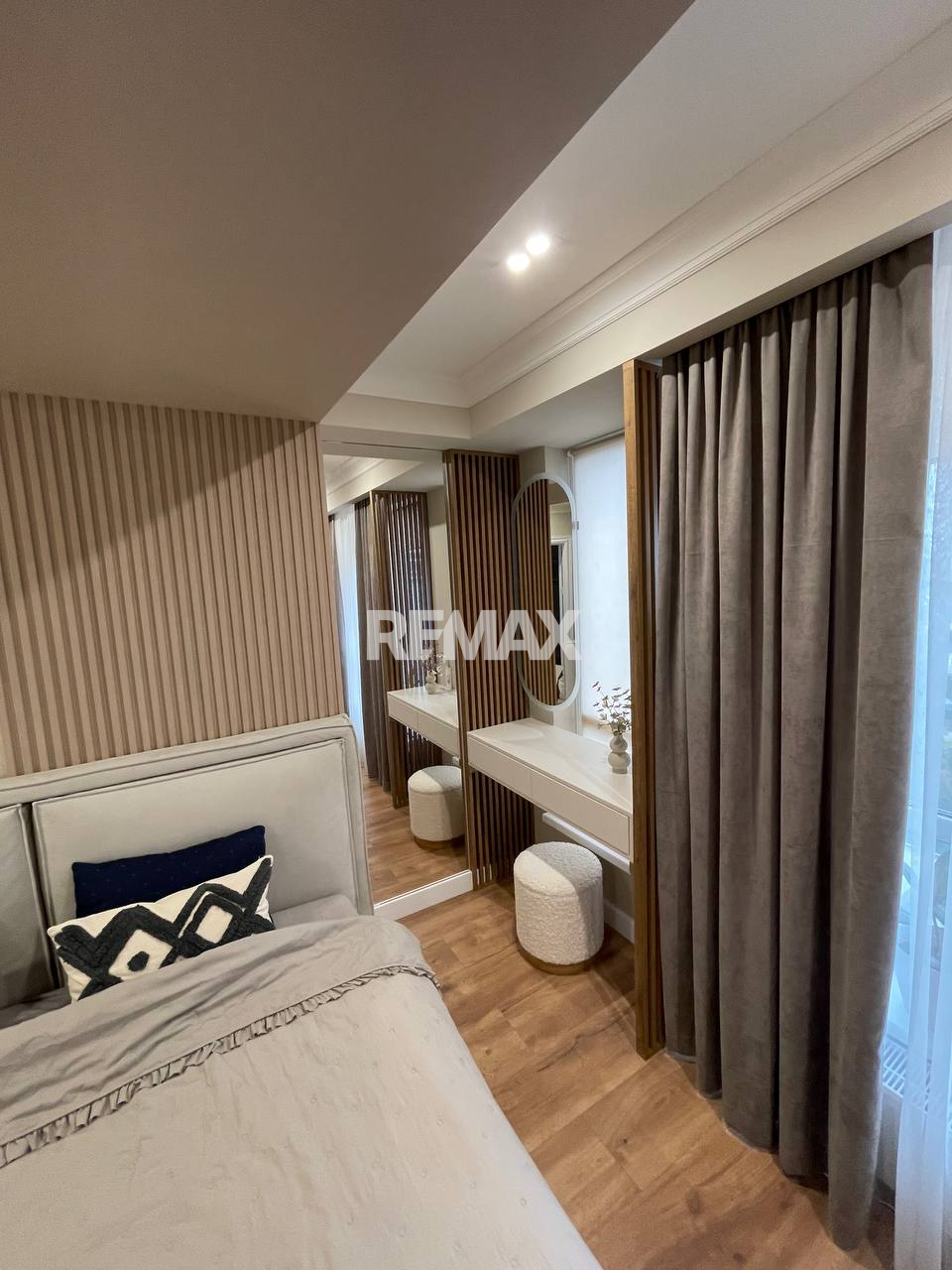 210.000 EUR