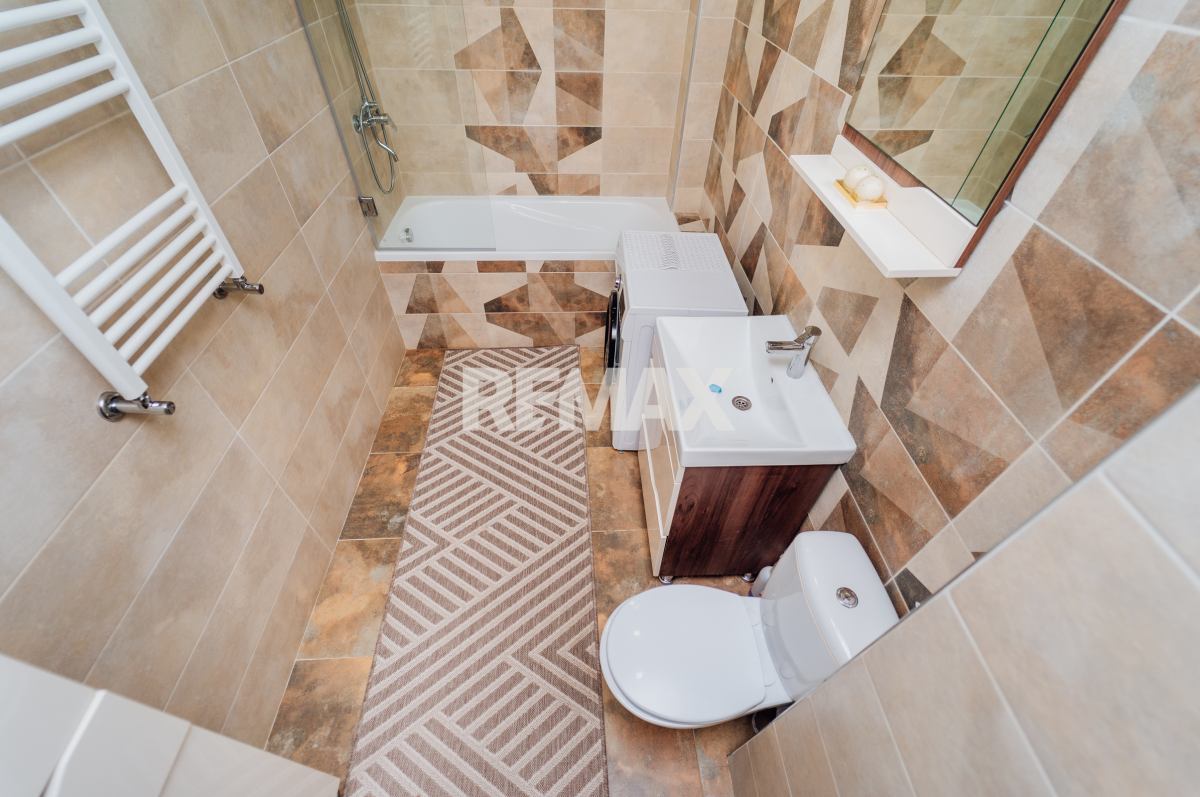 155.900 EUR