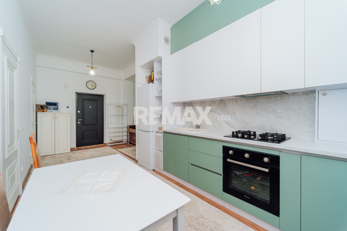 155.900 EUR