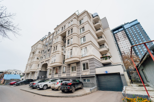 155.900 EUR