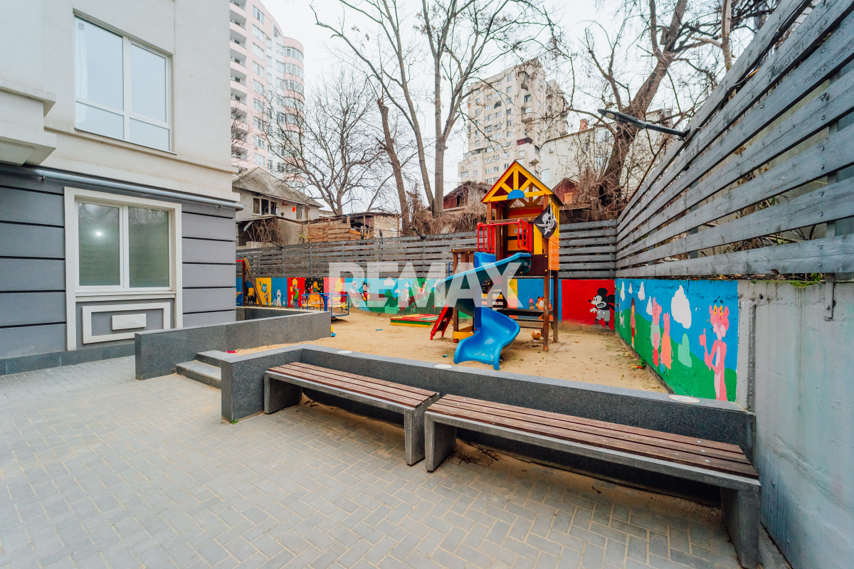 155.900 EUR