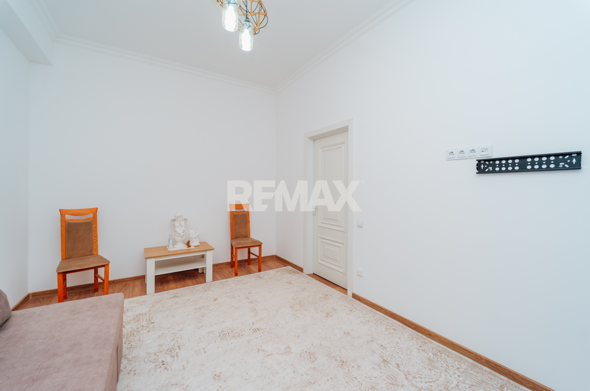 155.900 EUR