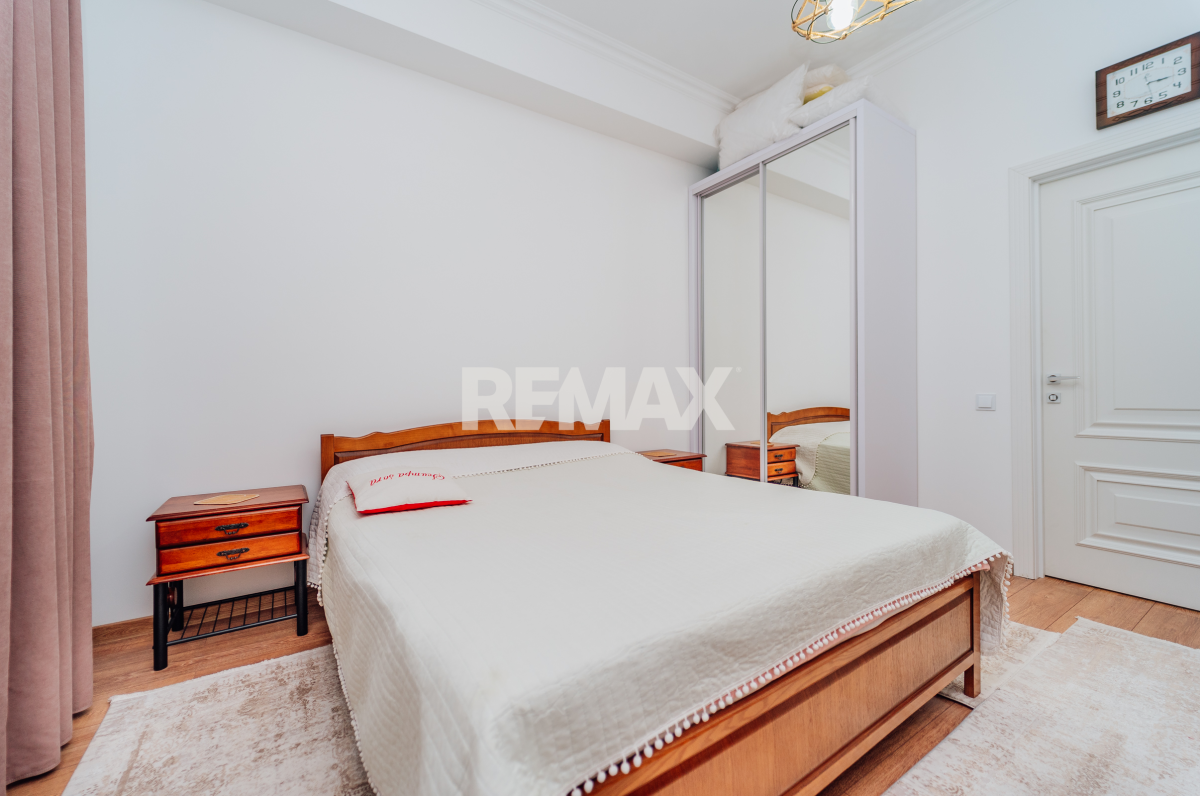 155.900 EUR