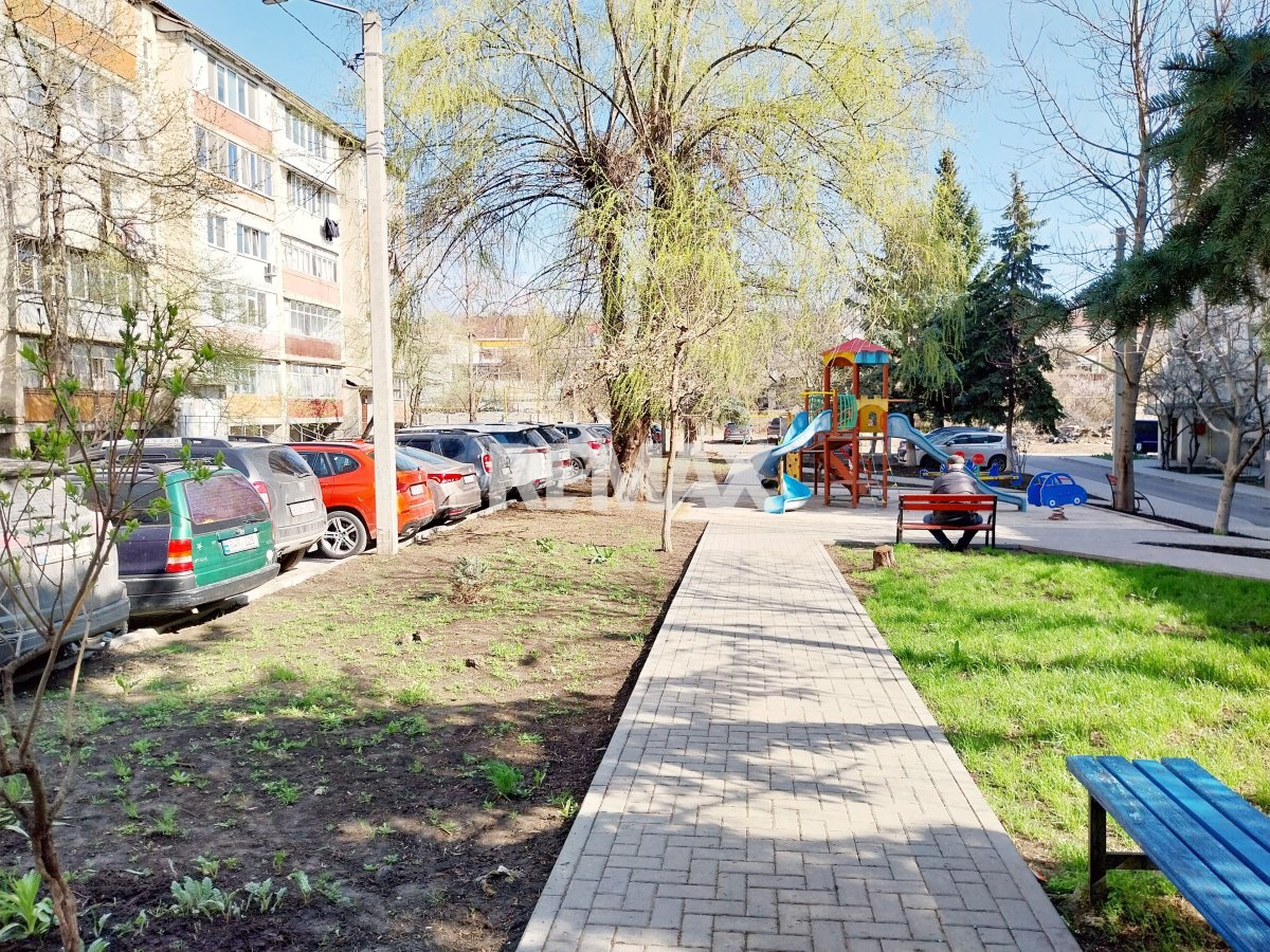 48.900 EUR