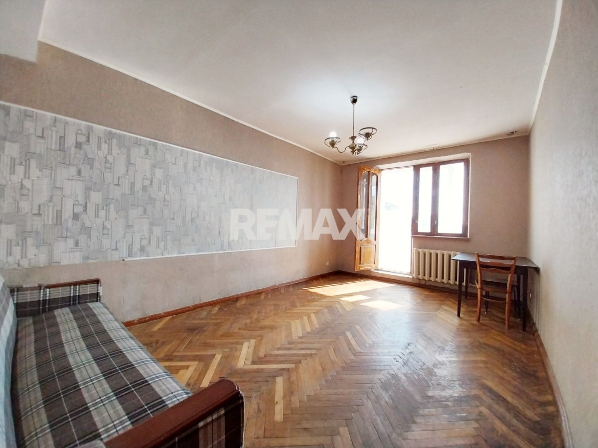48.900 EUR