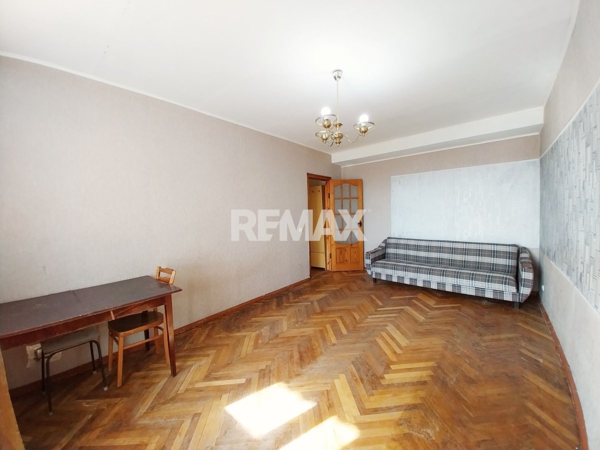 48.900 EUR