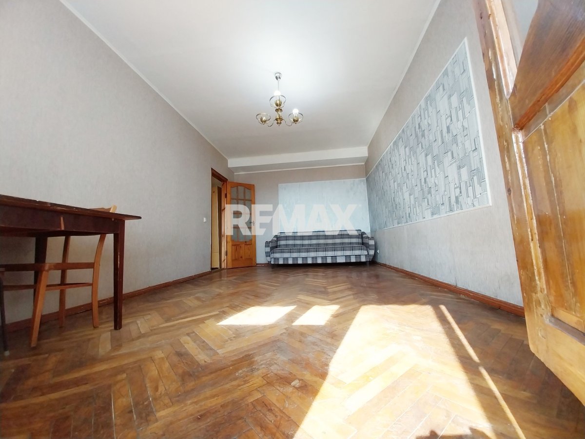 48.900 EUR