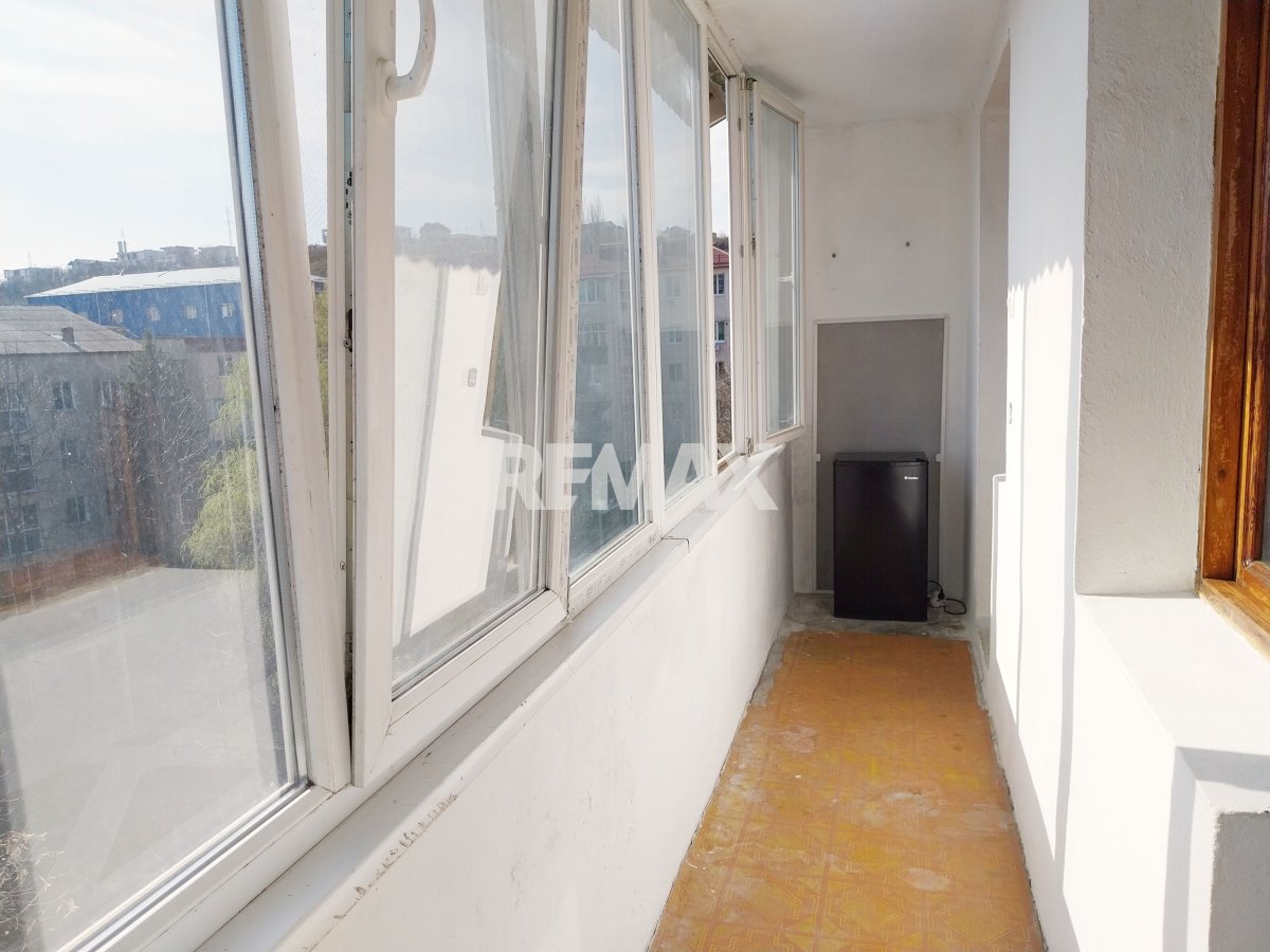 48.900 EUR