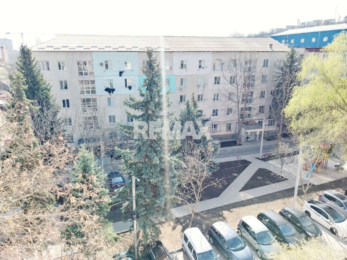 48.900 EUR