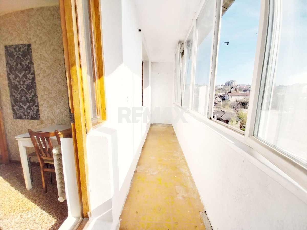 48.900 EUR