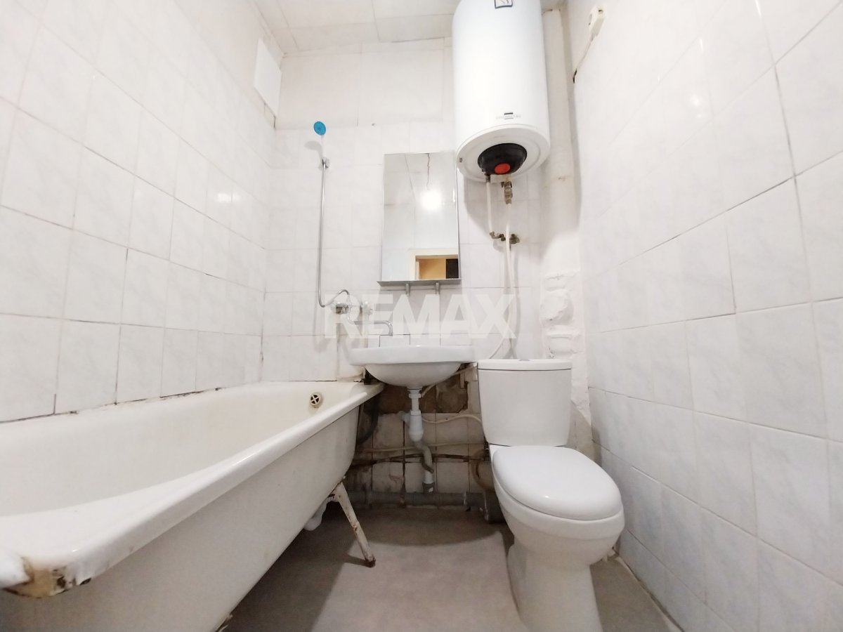 48.900 EUR