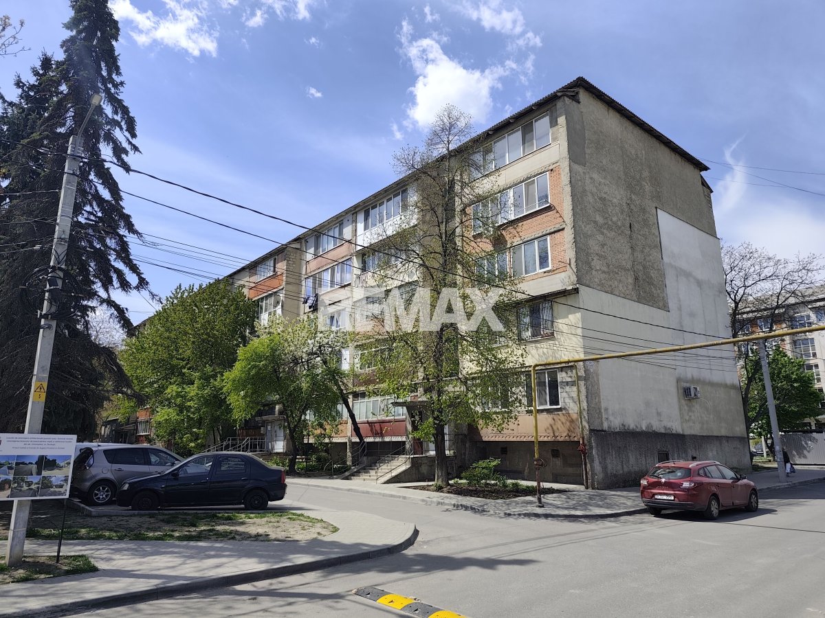 48.900 EUR