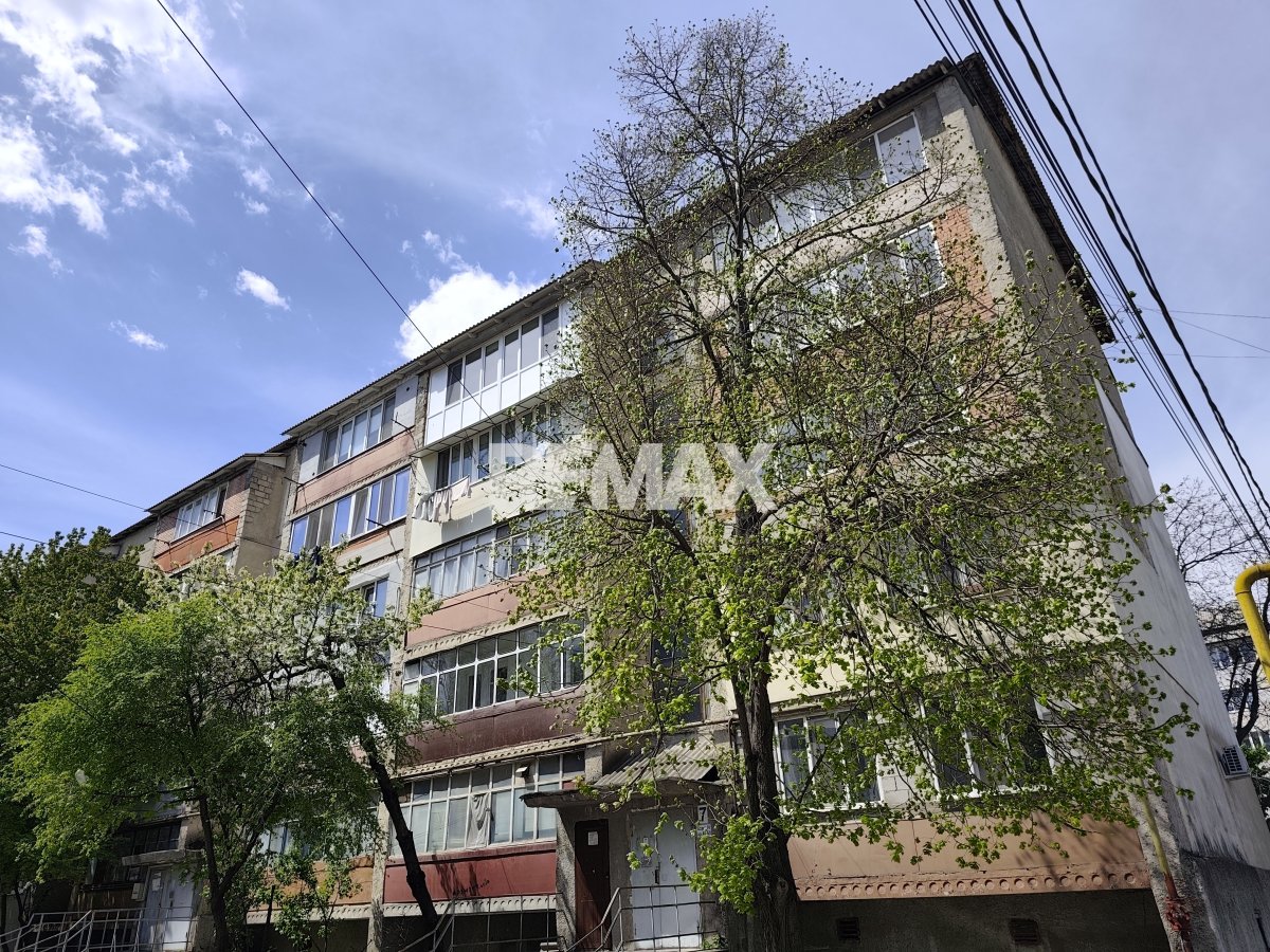 48.900 EUR