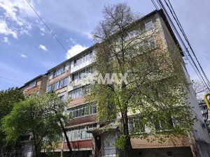 48.900 EUR