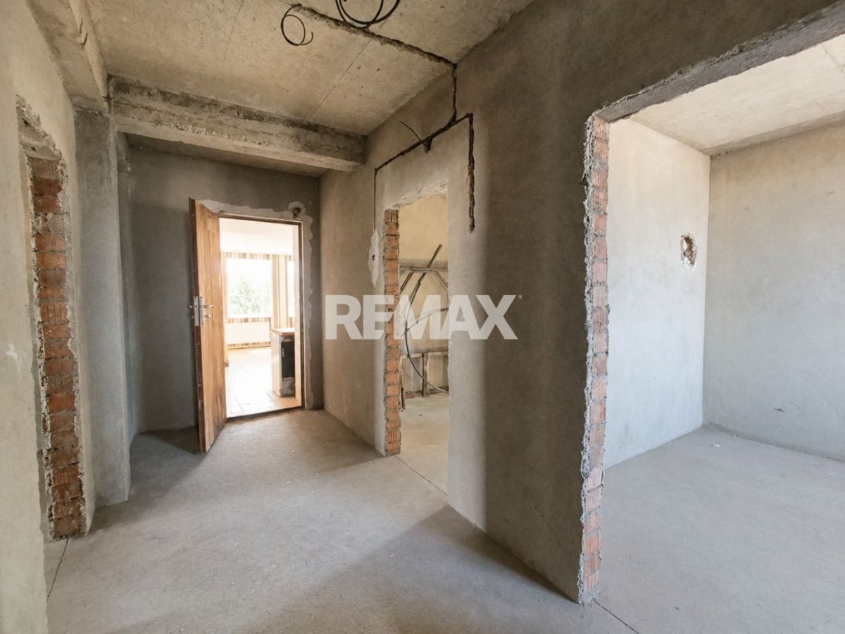 64.900 EUR