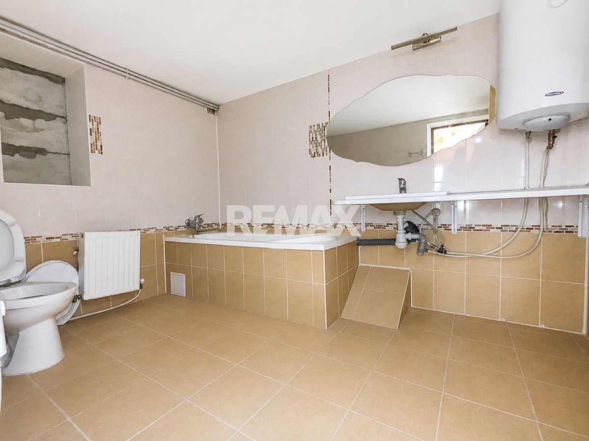 64.900 EUR
