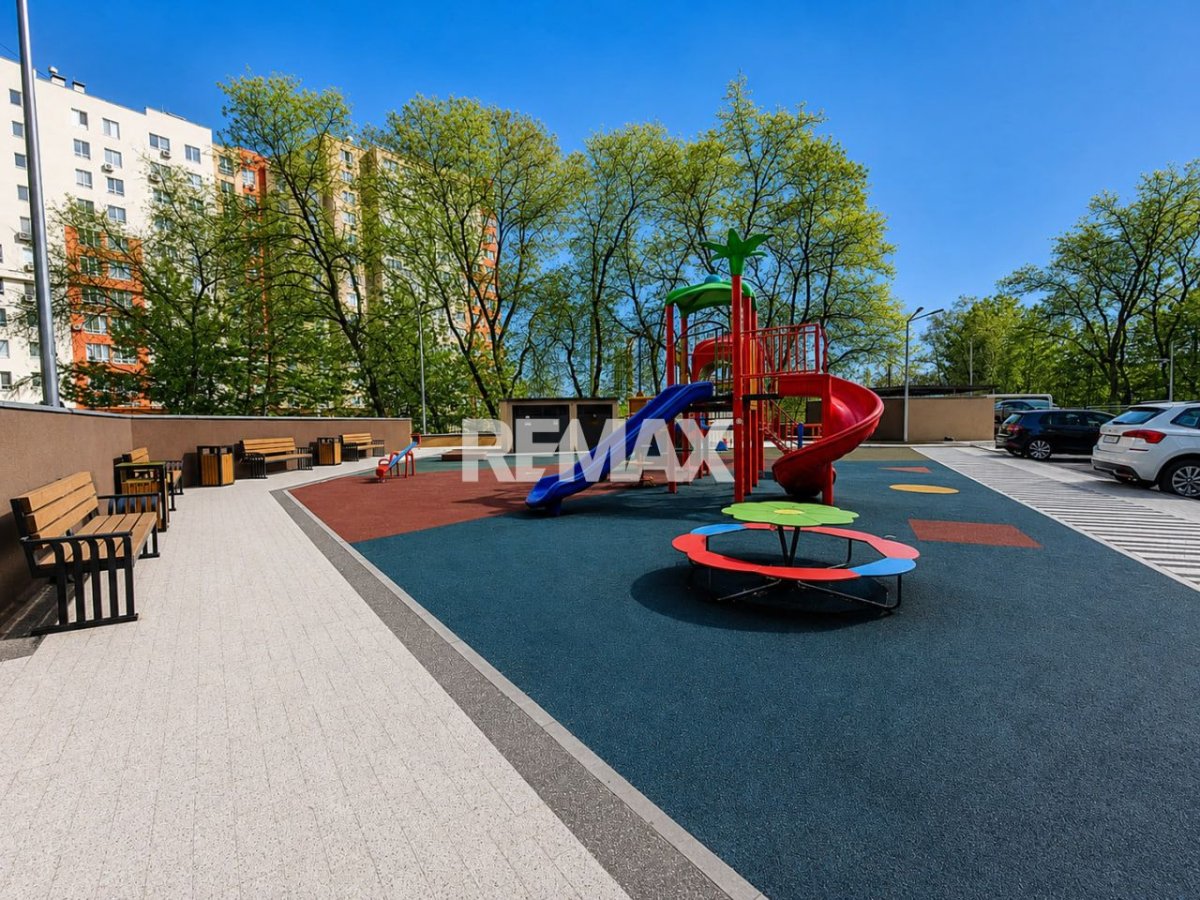 68.900 EUR