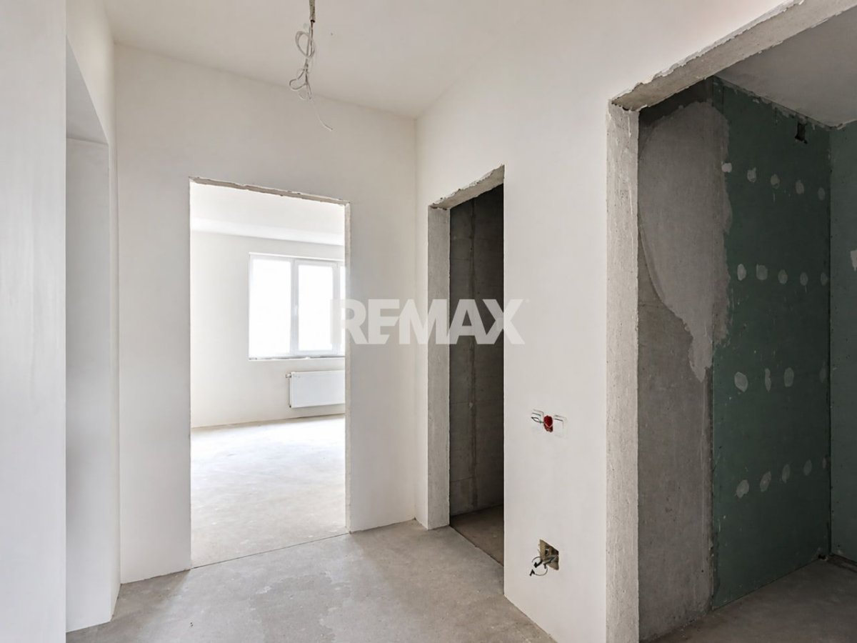 68.900 EUR