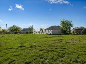 9.900 EUR